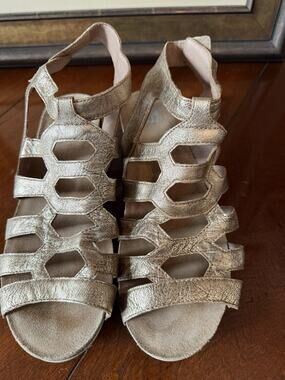 Dansko Valentina Strappy Leather Sandals Size EUR 38 Gold Metallic Wedge Heel